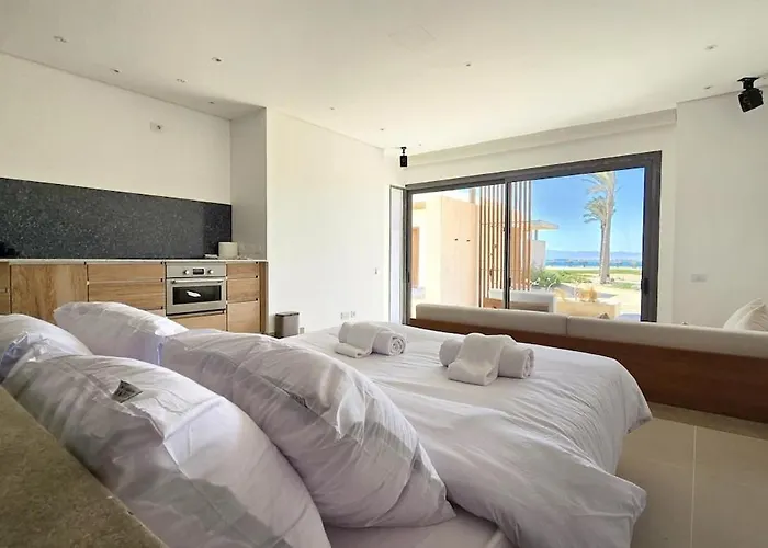 בית נופש Modern Minimalist & Pool Side Somabay *